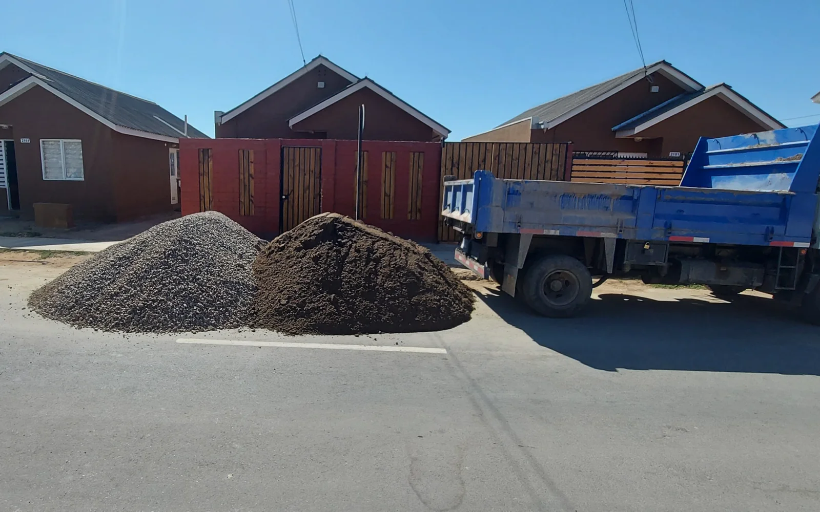 Camión tolva de CyJ y acopios de material en un barrio de Coquimbo